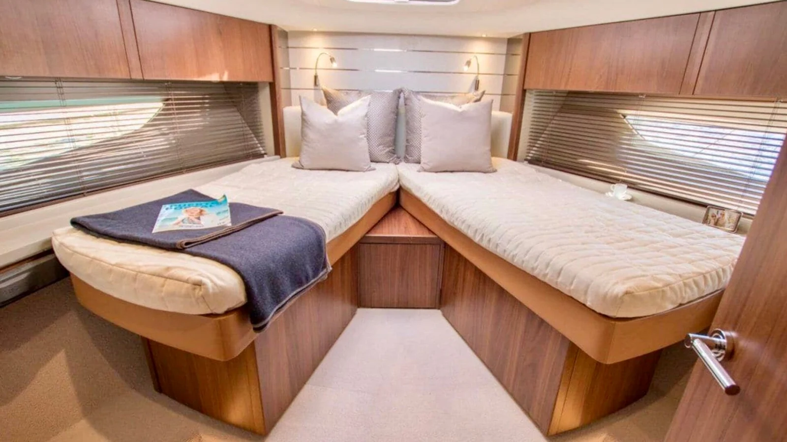 Princess V58 - photo 11 yacht charter Cannes
