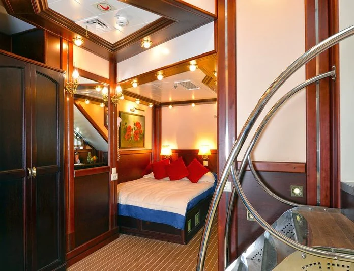 RUNNING ON WAVES - photo 4, RUNNING ON WAVES yacht charter
