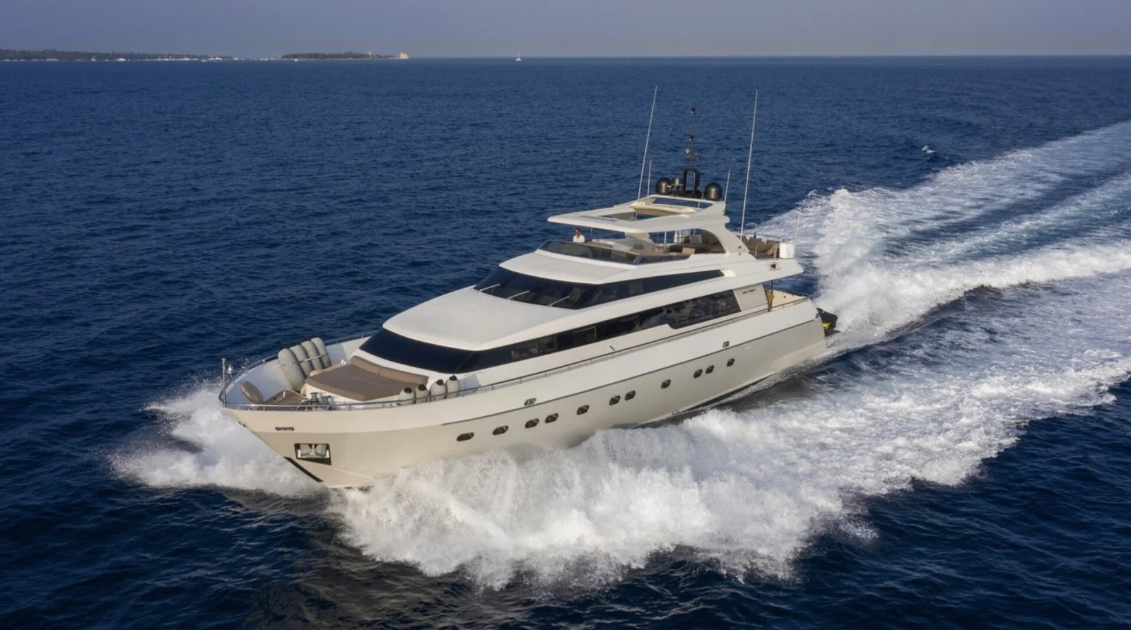 Sanlorenzo SL88 - photo 4 yacht charter Cannes