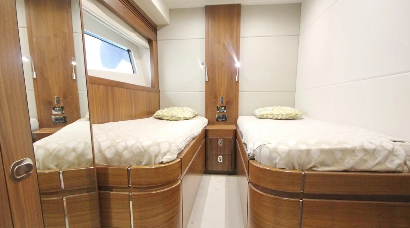 SUNSEEKER 75 - photo 12 yacht charter Cannes