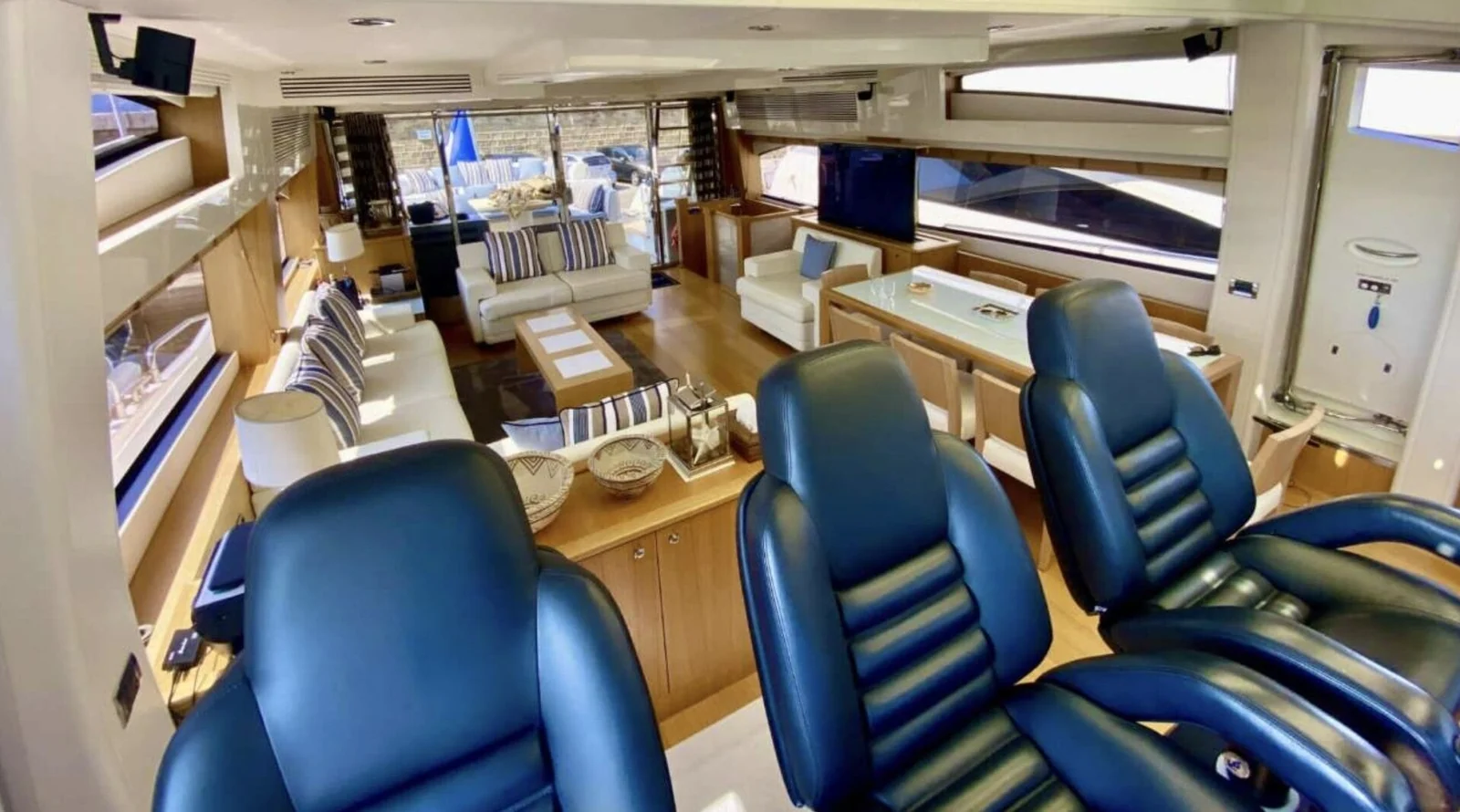 Sunseeker 86 Yacht - photo 10 yacht charter Cannes