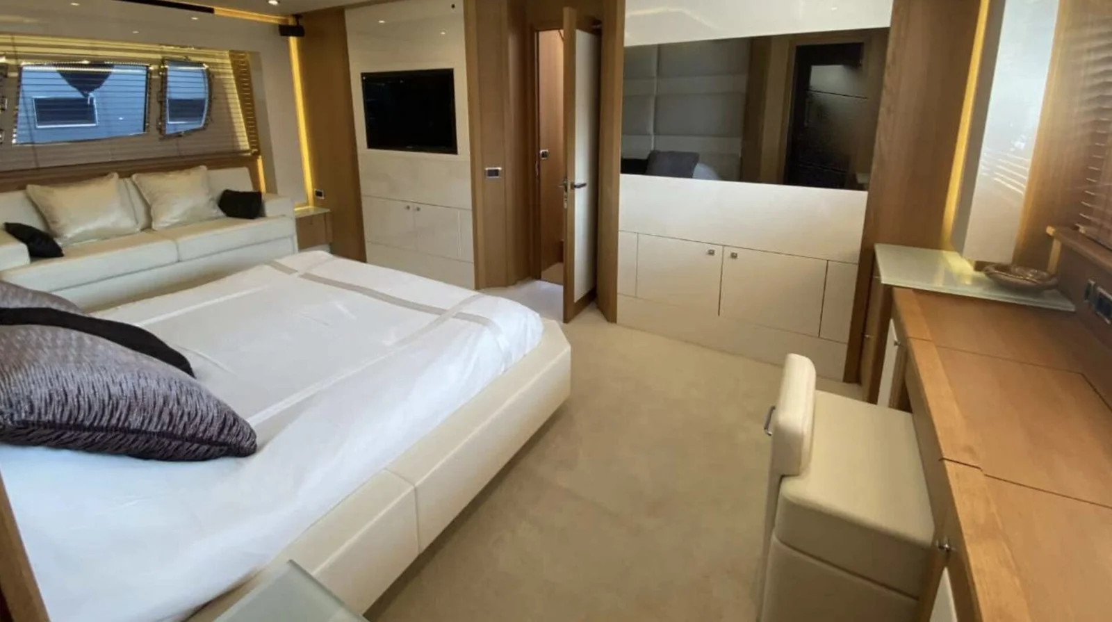 Sunseeker 86 Yacht - photo 12 yacht charter Cannes