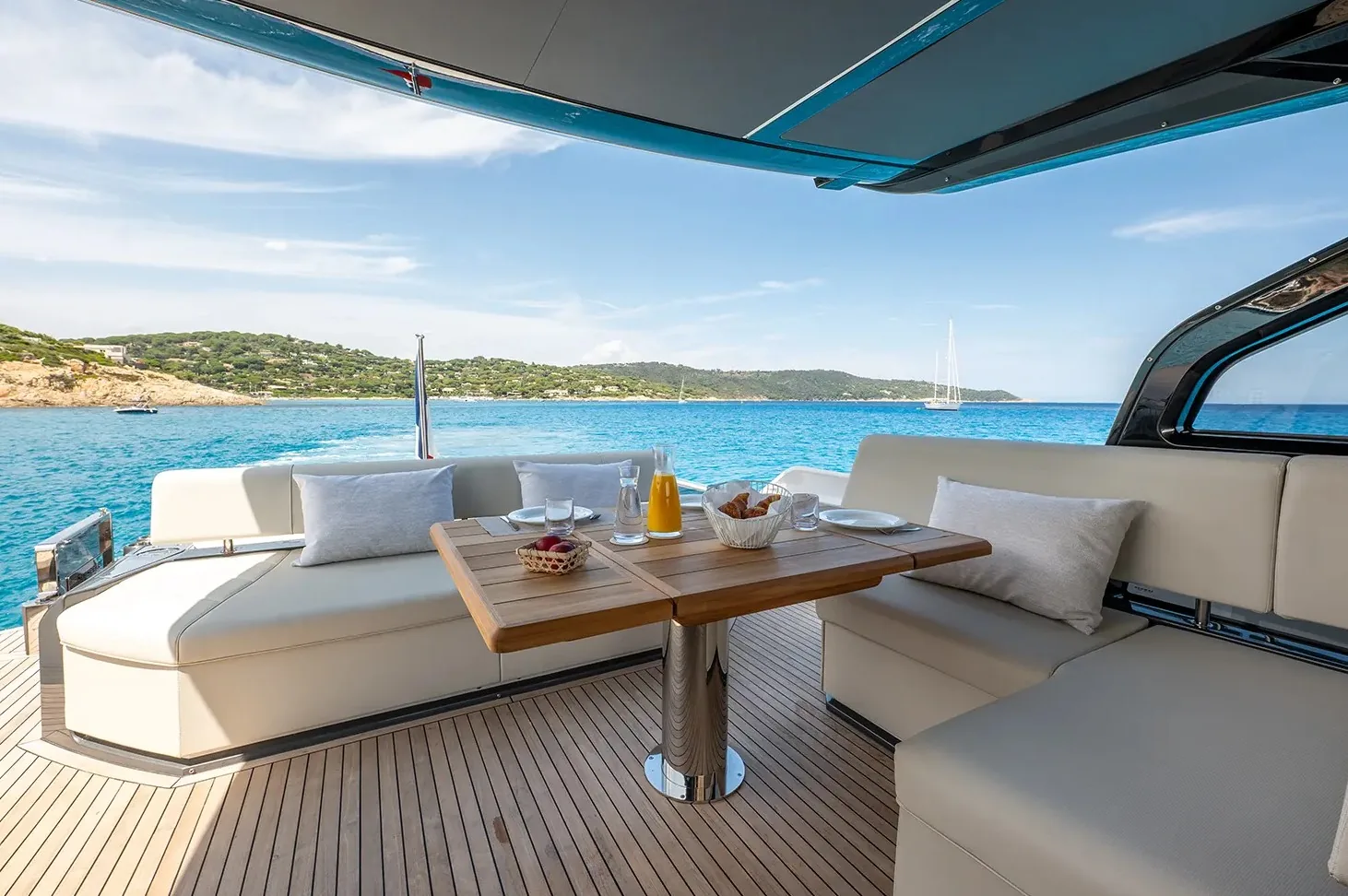 SUNSEEKER PREDATOR 65 - photo 4 yacht charter Cannes