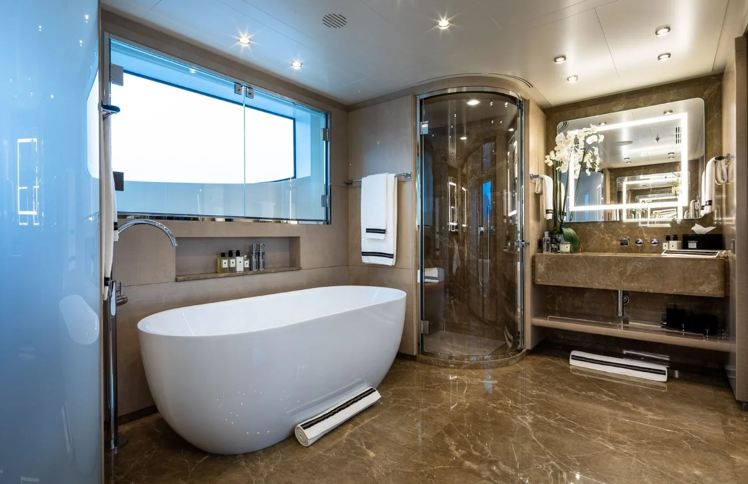 TRIUMPH - photo 31 yacht charter Cannes