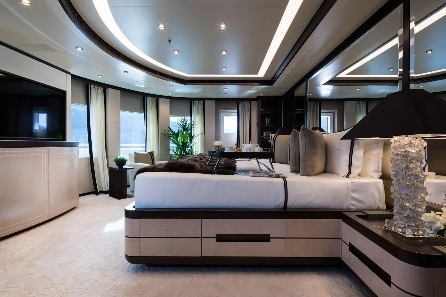 TRIUMPH - photo 35 yacht charter Cannes
