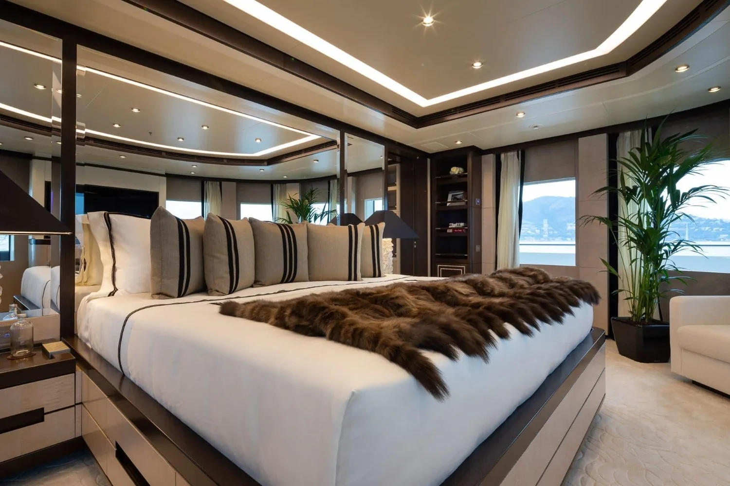 TRIUMPH - photo 39 yacht charter Cannes