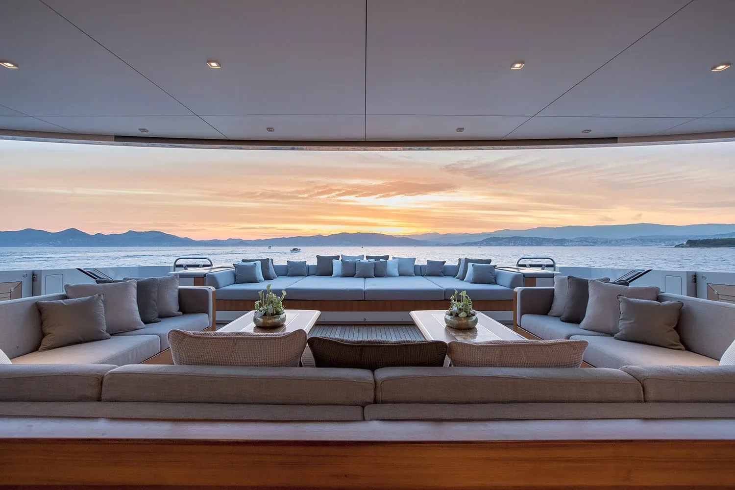 VERTIGE - photo 23 yacht charter Cannes